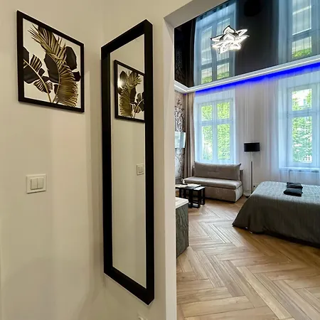 Sky Mirror Jacuzzi Apartment