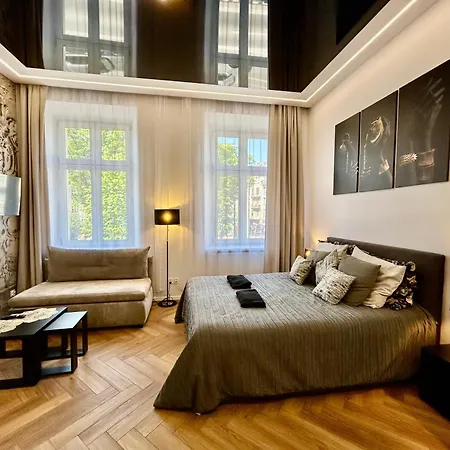 Sky Mirror Jacuzzi *