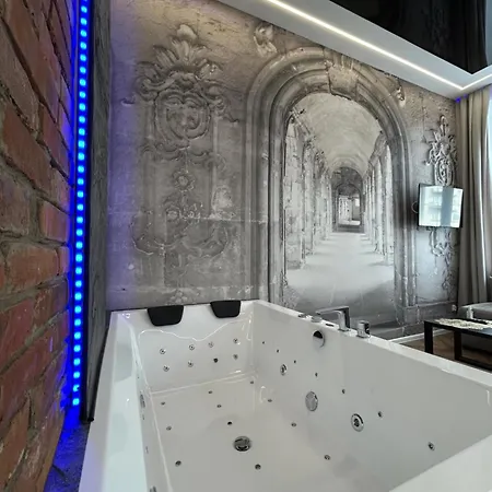 Sky Mirror Jacuzzi